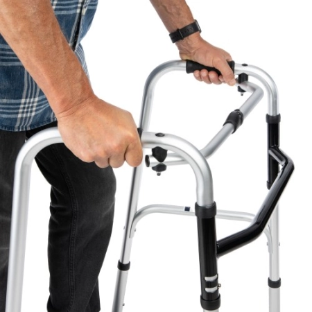 Ujęcie stabilnych uchwytów srebrnego balkonika dwufunkcyjnego Model 913L.