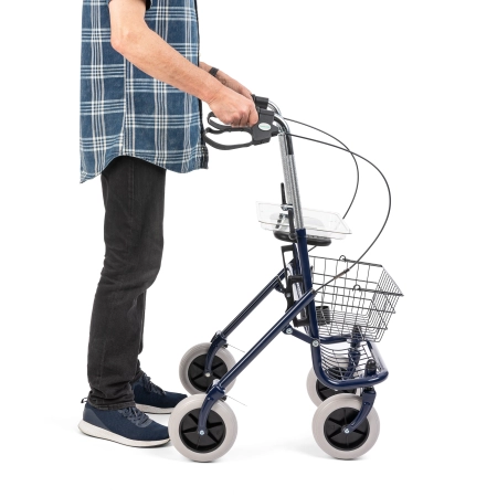 Senior korzystający z chodzika dla osób starszych w ruchu – ergonomiczna postawa, widok z profilu.