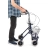 Senior korzystający z chodzika dla osób starszych w ruchu – ergonomiczna postawa, widok z profilu.